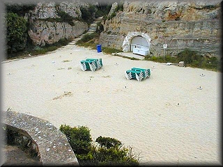 La playa junto al hotel Los Delfines, justo al final de un estreco canal rocoso con una pequeña playa que luego se agranda para dar lugar a este arenal