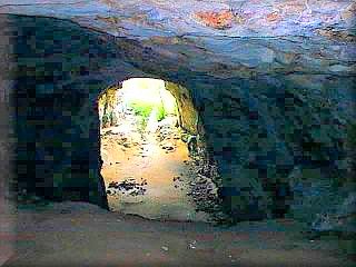 Die größte und spektakulärste Höhle von Menorca ist die Cueva de Coloms im barranco von Binigaus in Es Migjorn Gran.