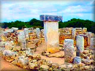 On the way from Cala en Porter to Alaior, you will find the incredible talayotic settlement of Torralba d'en Salort, a prehistoric village with one of the most spectacular taulas, an open-air museum.